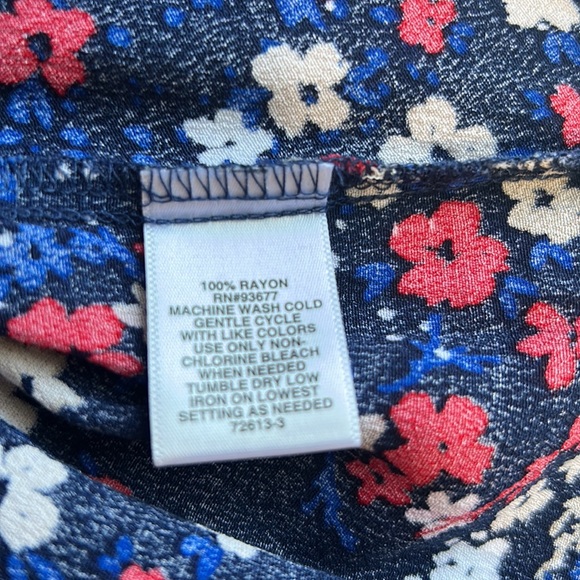 Liz Claiborne Sleeveless, Navy Floral, Button Down Blouse, XLP - Picture 5 of 5